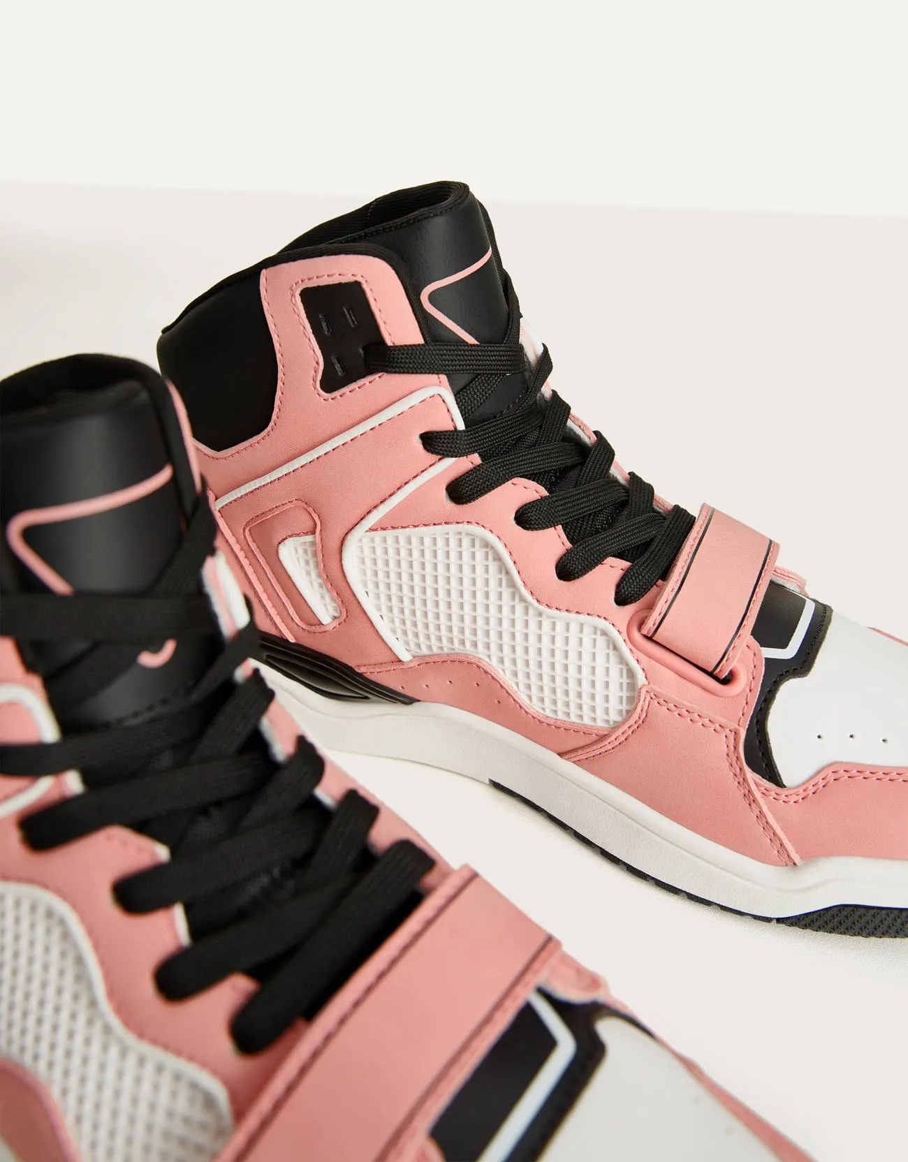 Hochgeschnittene, kombinierte Sneaker · Rosé