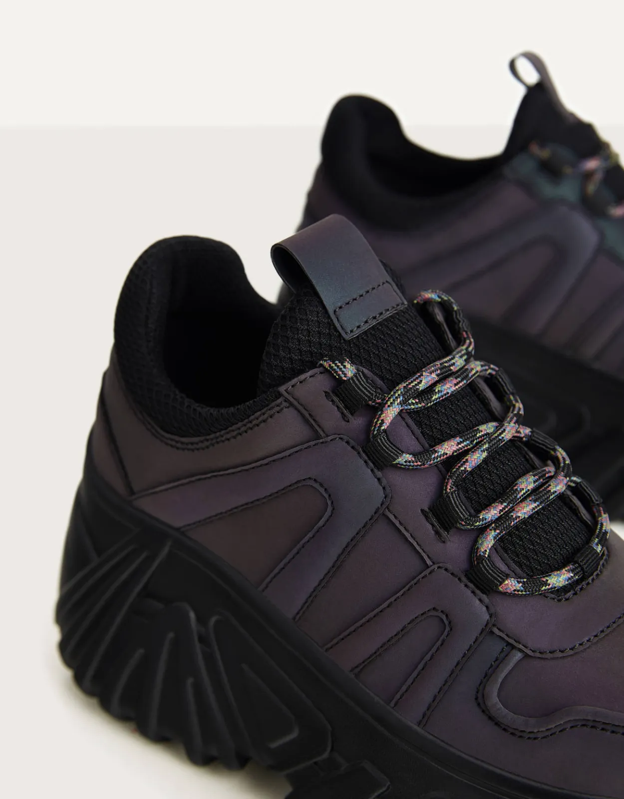 Reflektierende Sneaker mit Plateausohle