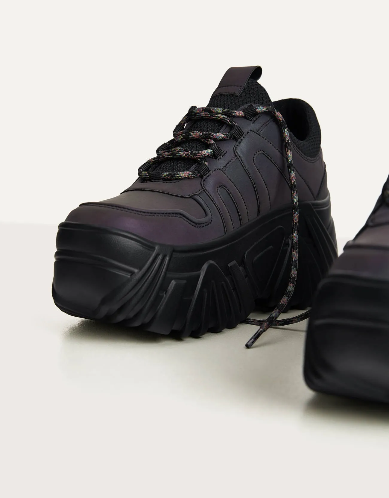 Reflektierende Sneaker mit Plateausohle · Schwarz