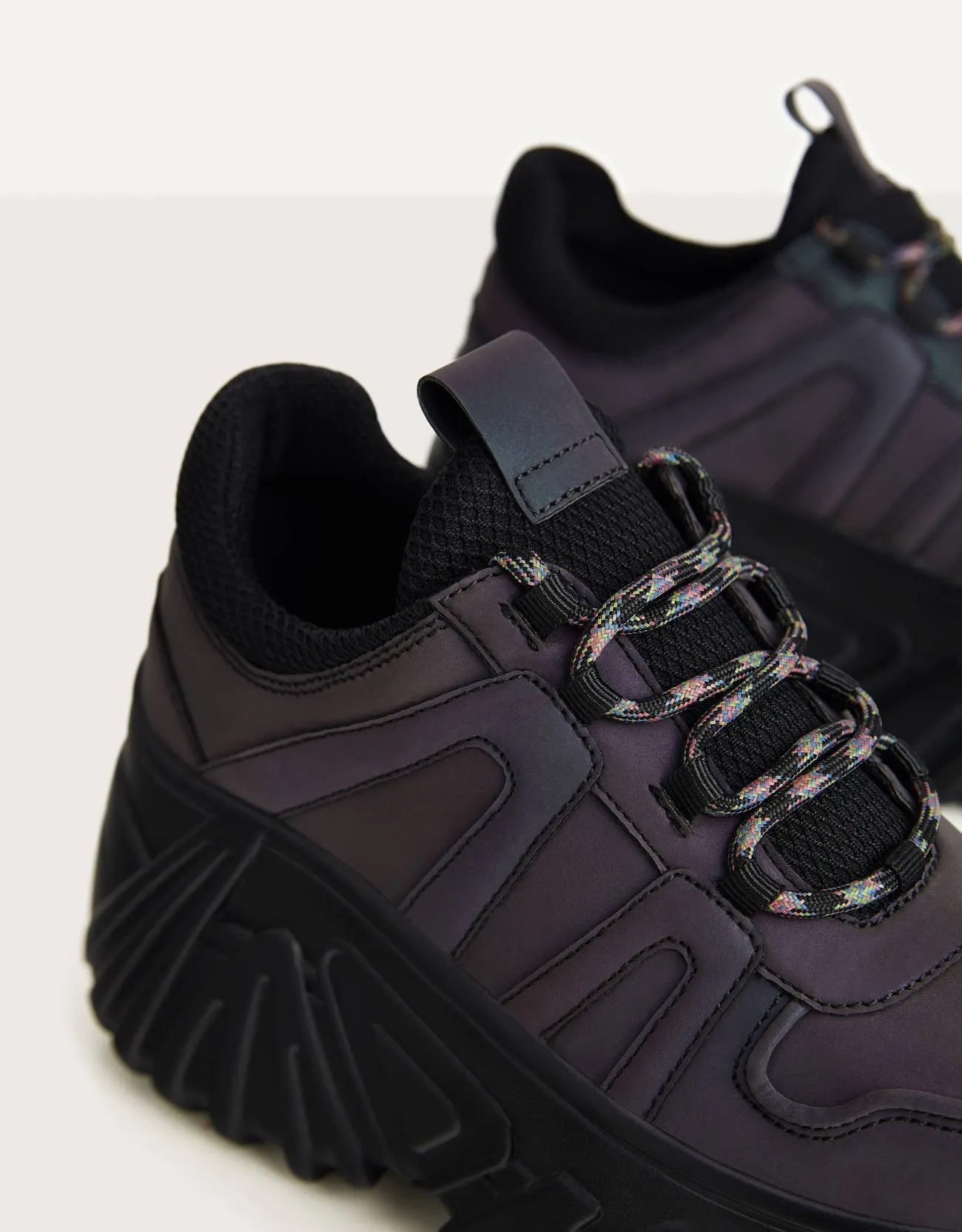 Reflektierende Sneaker mit Plateausohle · Schwarz