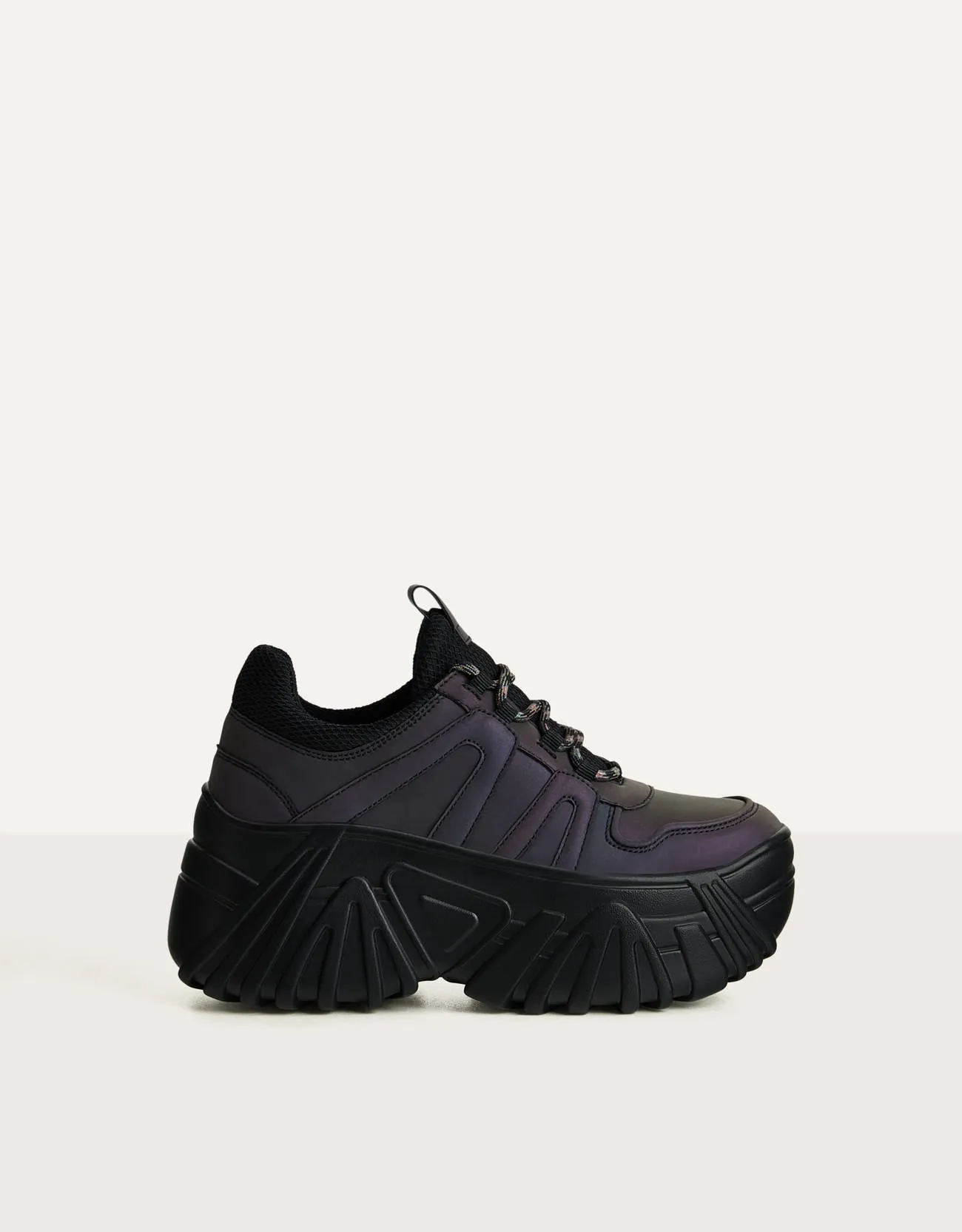 Reflektierende Sneaker mit Plateausohle · Schwarz