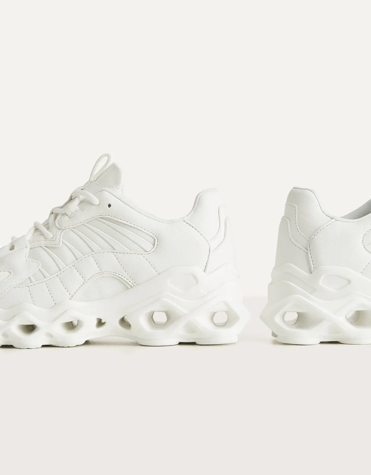 Sneaker mit Öffnungen in der Sohle