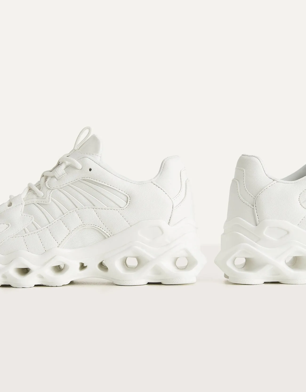 Sneaker mit Öffnungen in der Sohle · Weiß