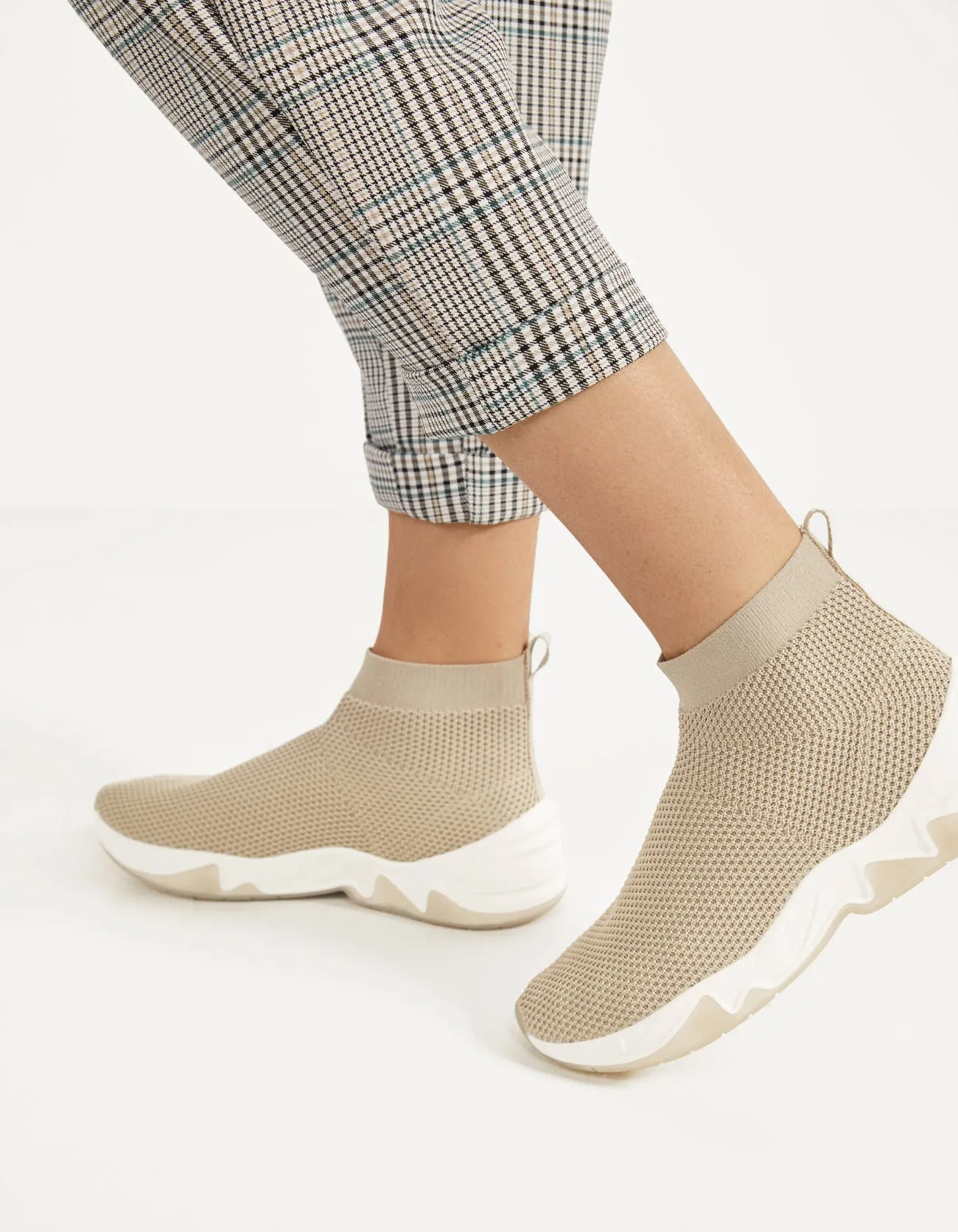 Hohe Sneaker mit elastischem Schaft · Beige