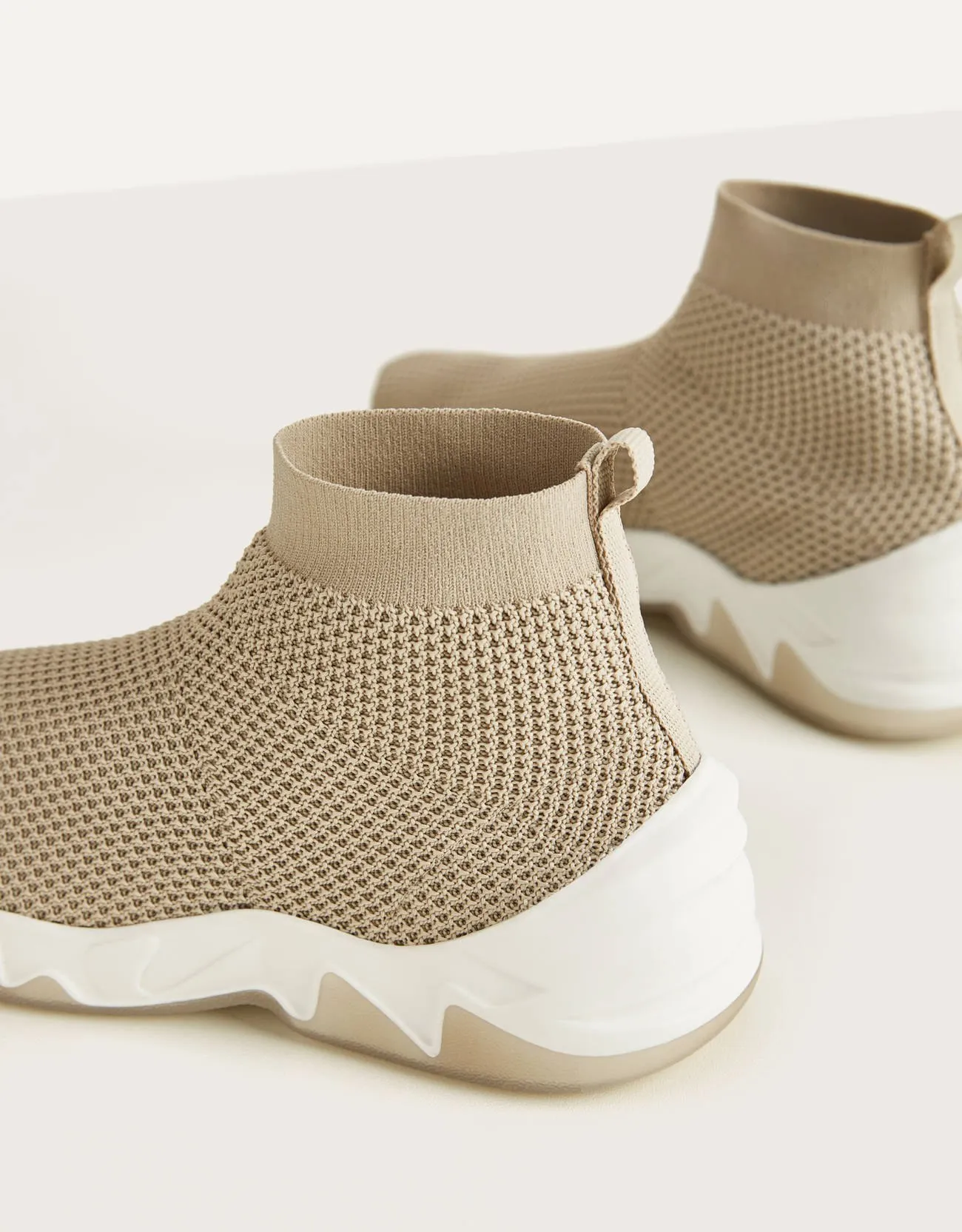 Hohe Sneaker mit elastischem Schaft · Beige