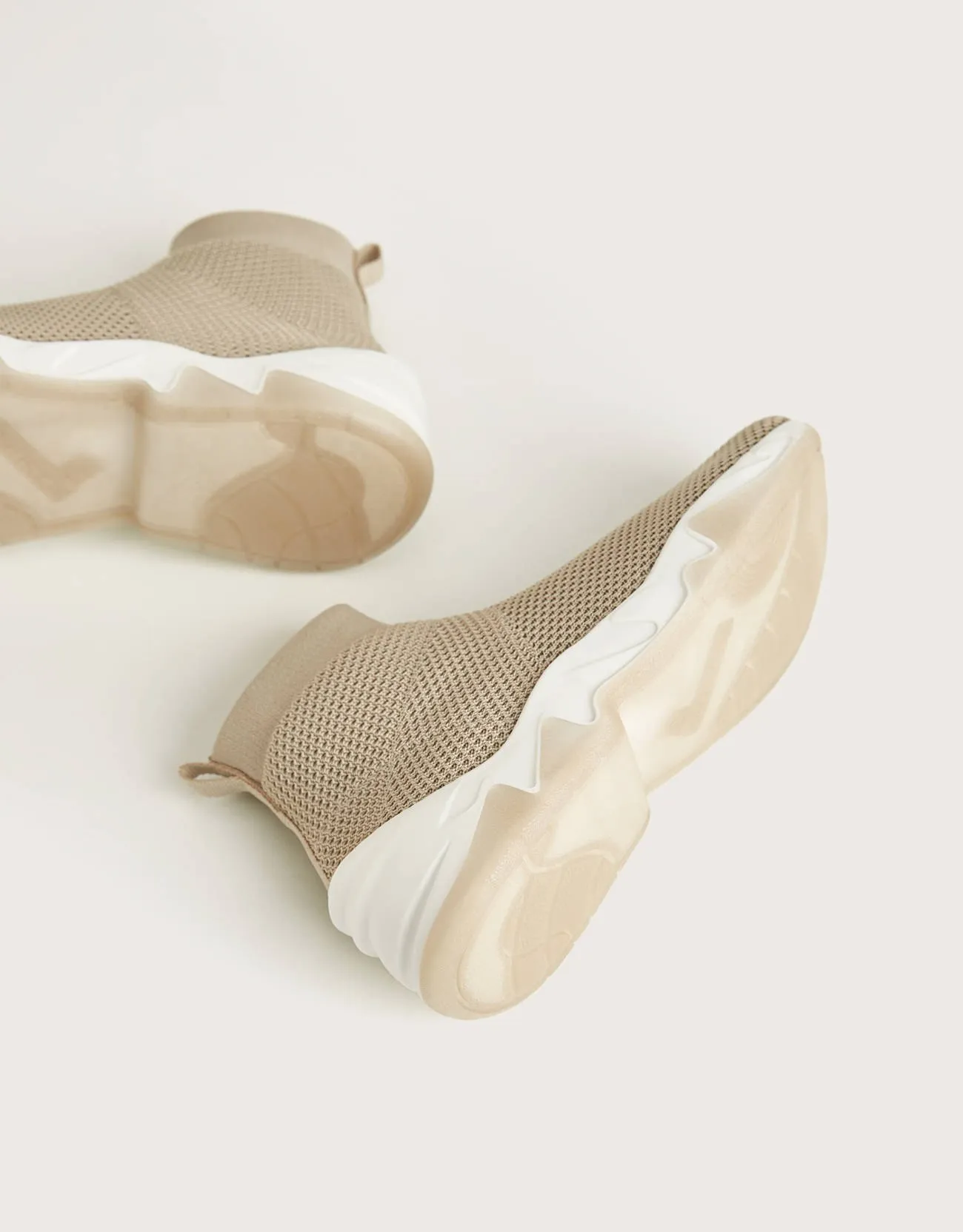 Hohe Sneaker mit elastischem Schaft · Beige
