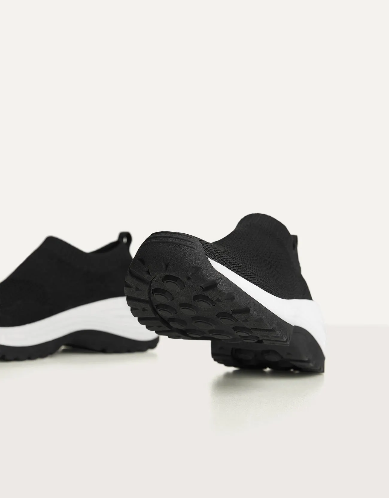 Sneaker mit Netzstoff und Socken · Schwarz