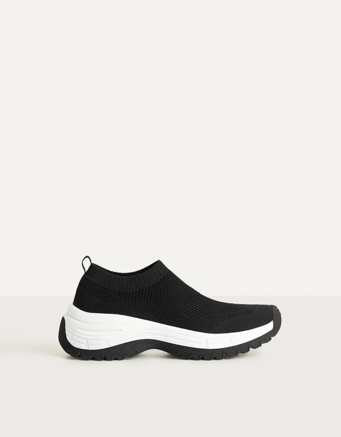 Sneaker mit Netzstoff und Socken · Schwarz