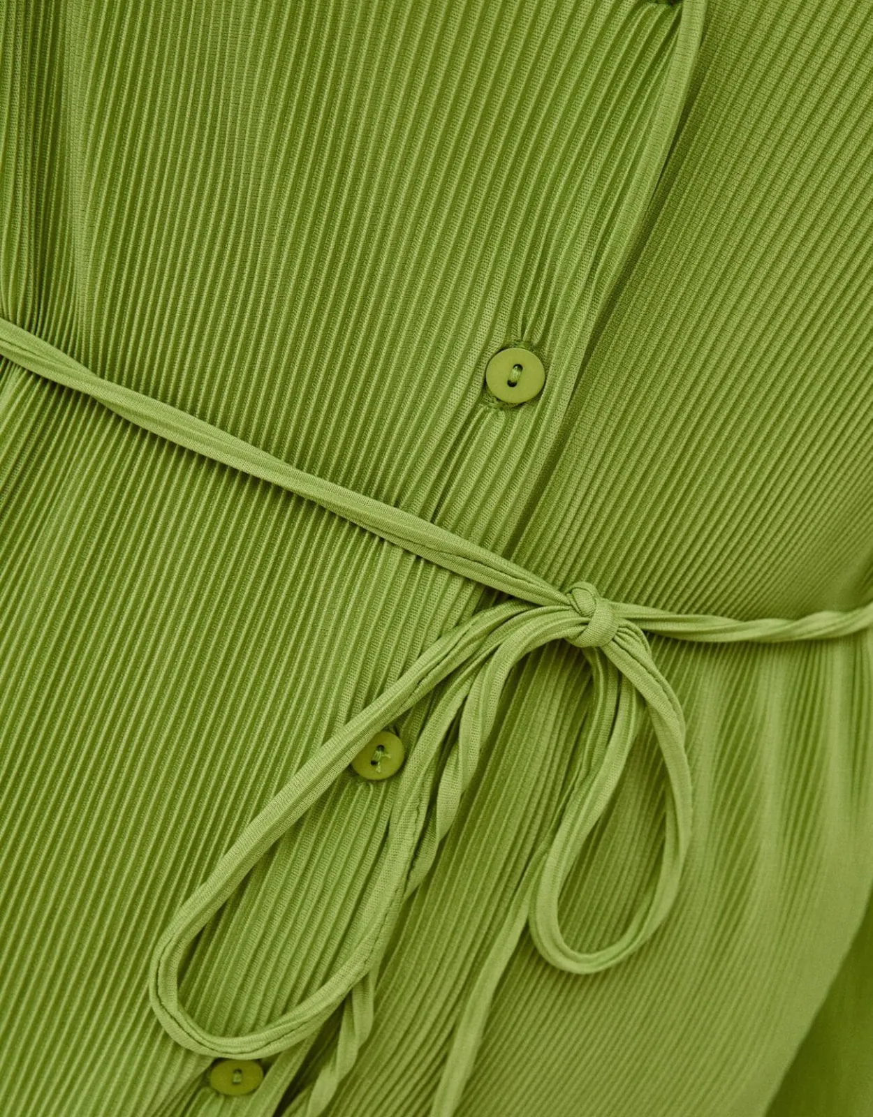 Plissiertes Minikleid mit langen Ärmeln und Gürtel