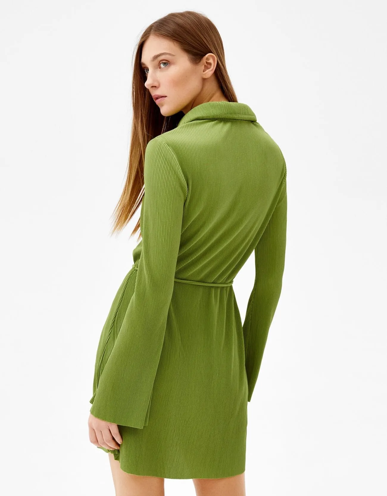 Plissiertes Minikleid mit langen Ärmeln und Gürtel · Salbeigrün