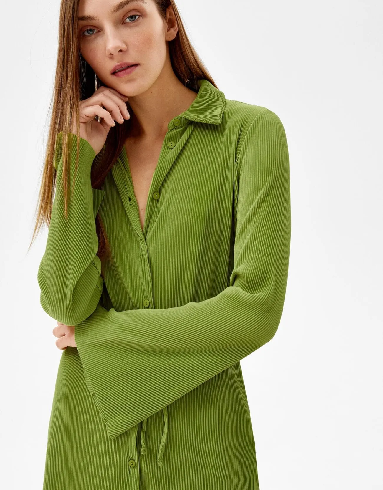 Plissiertes Minikleid mit langen Ärmeln und Gürtel · Salbeigrün