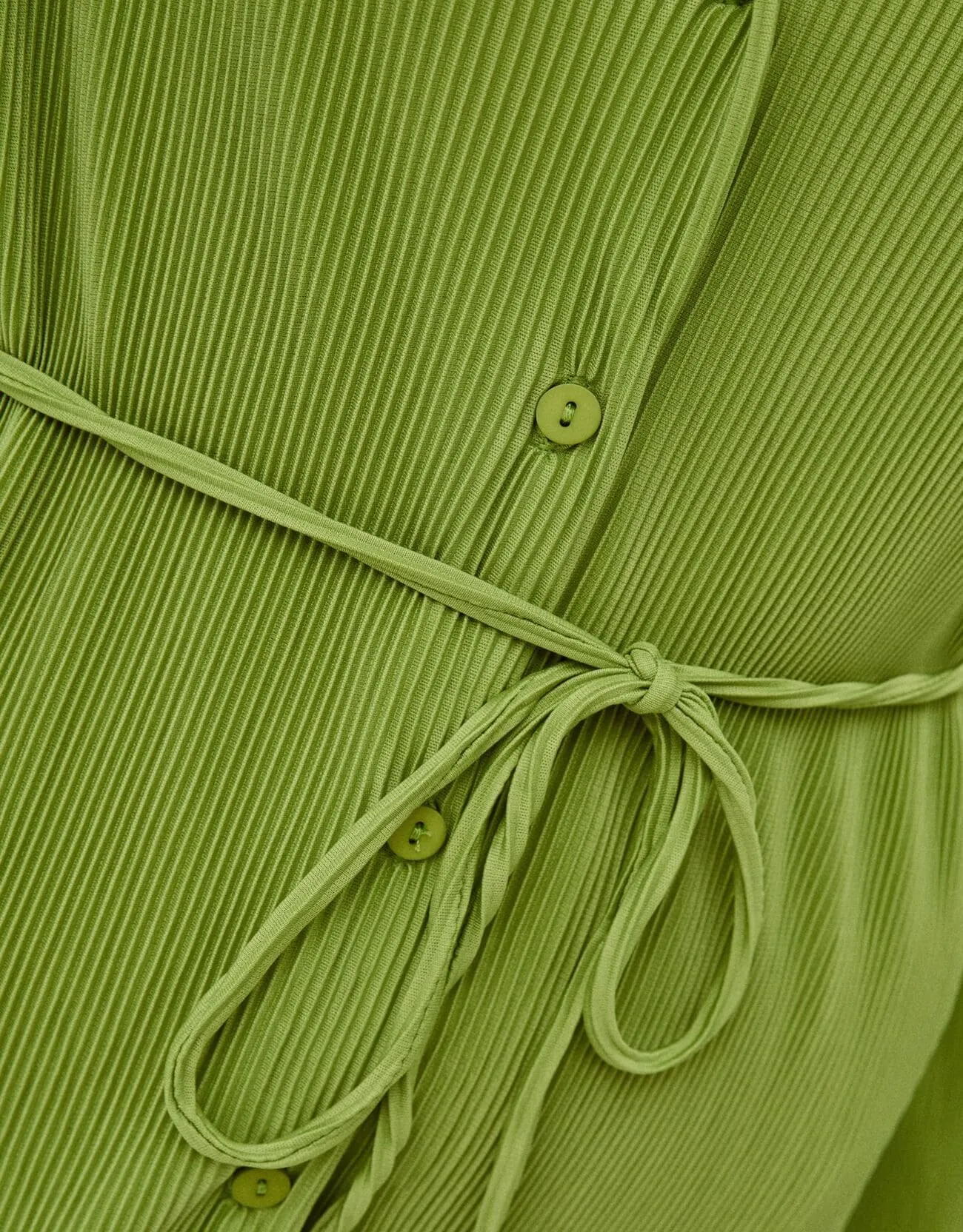 Plissiertes Minikleid mit langen Ärmeln und Gürtel · Salbeigrün