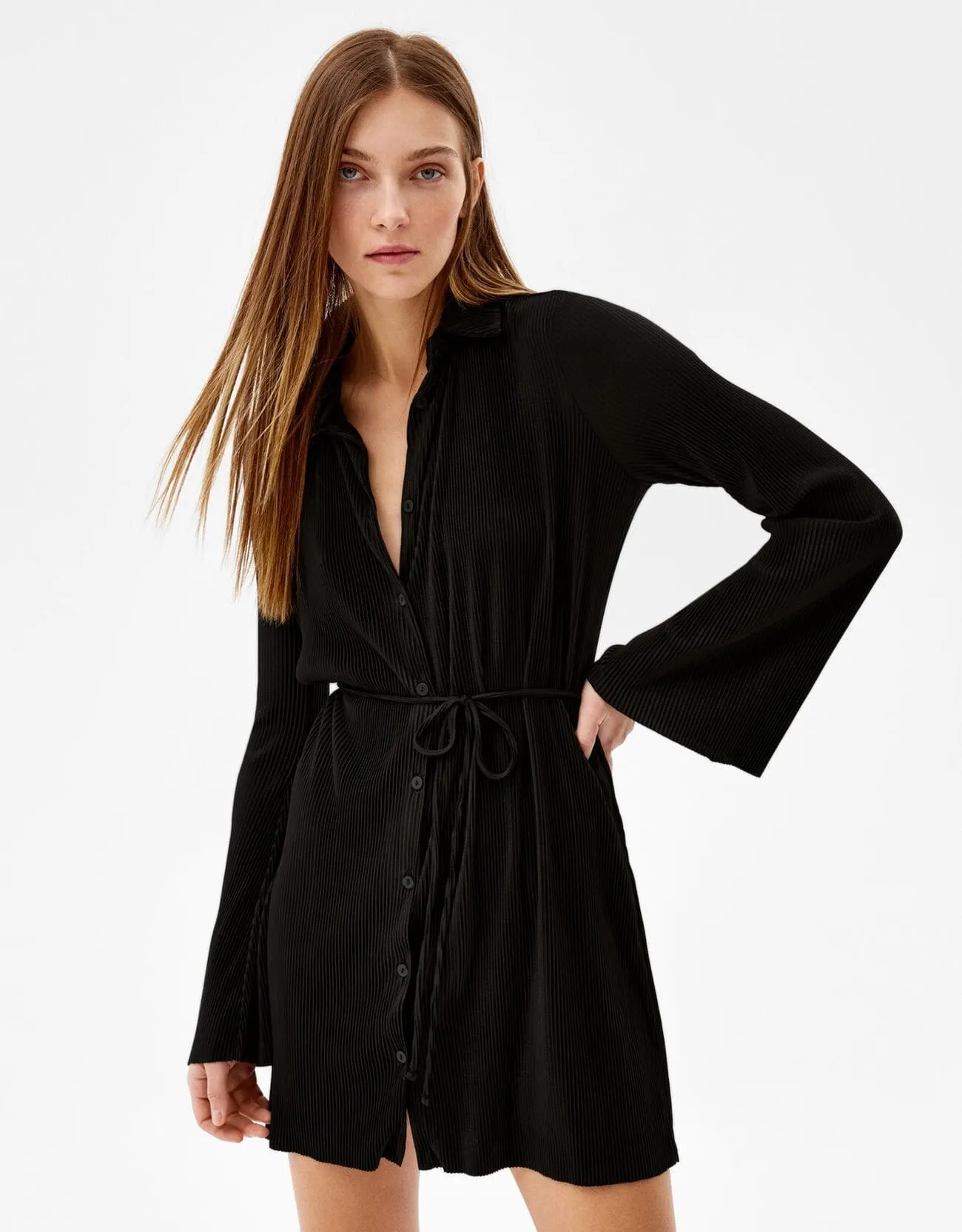 Plissiertes Minikleid mit langen Ärmeln und Gürtel · Schwarz