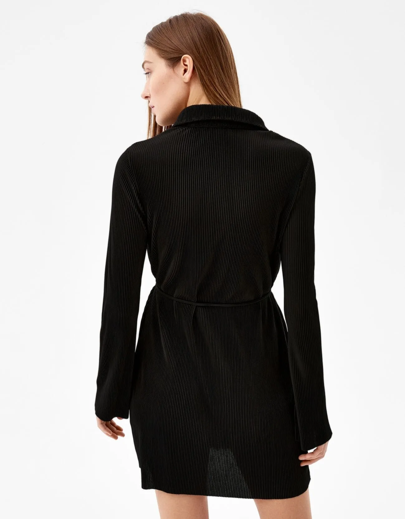Plissiertes Minikleid mit langen Ärmeln und Gürtel · Schwarz