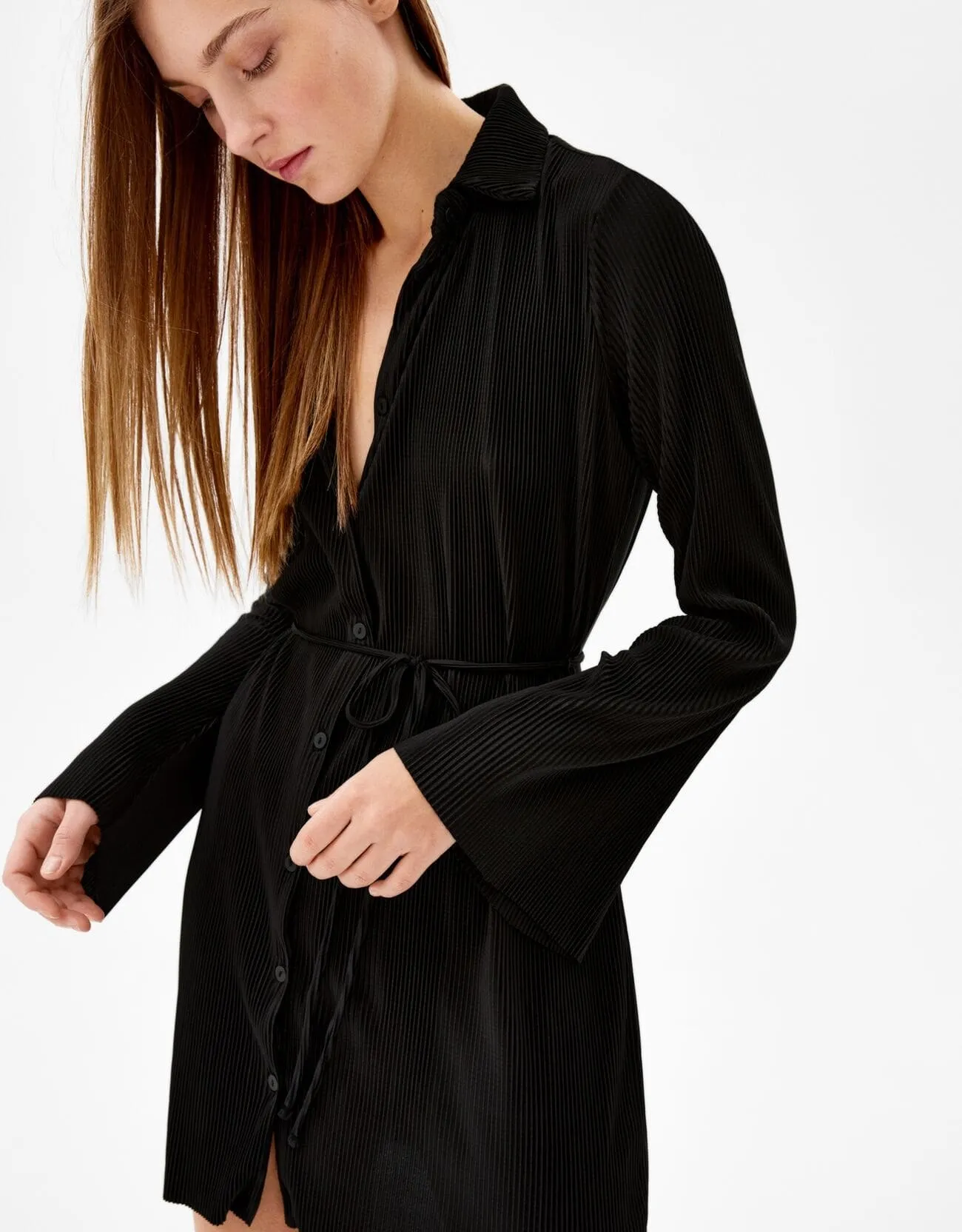 Plissiertes Minikleid mit langen Ärmeln und Gürtel · Schwarz