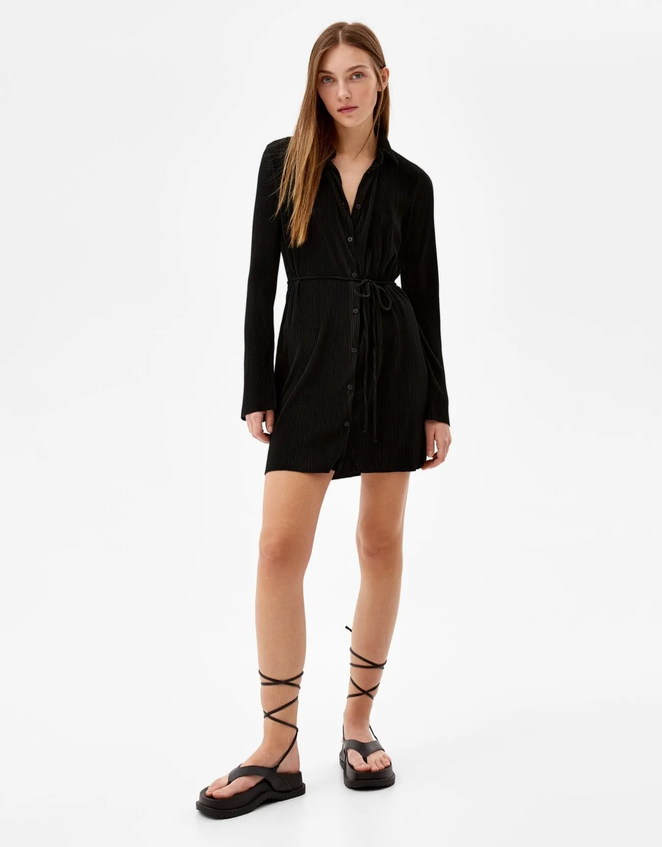Plissiertes Minikleid mit langen Ärmeln und Gürtel · Schwarz