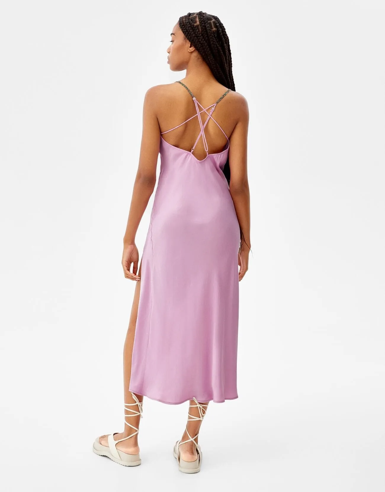 Satiniertes Midikleid mit Trägern und Strass · Flieder