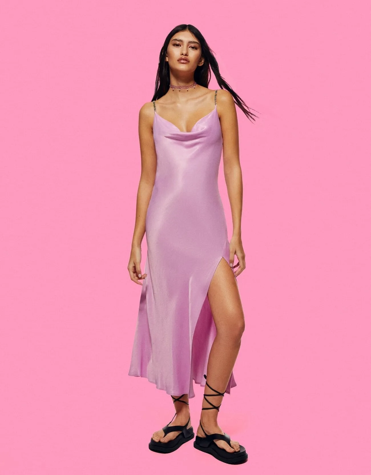 Satiniertes Midikleid mit Trägern und Strass · Flieder