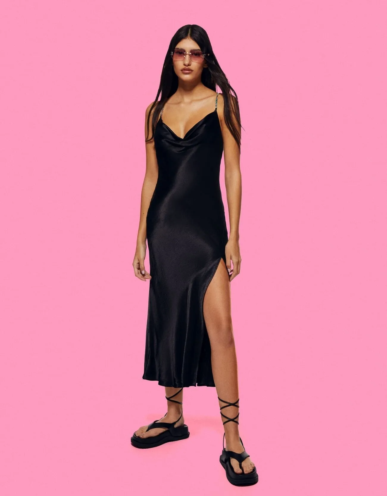 Satiniertes Midikleid mit Trägern und Strass · Schwarz