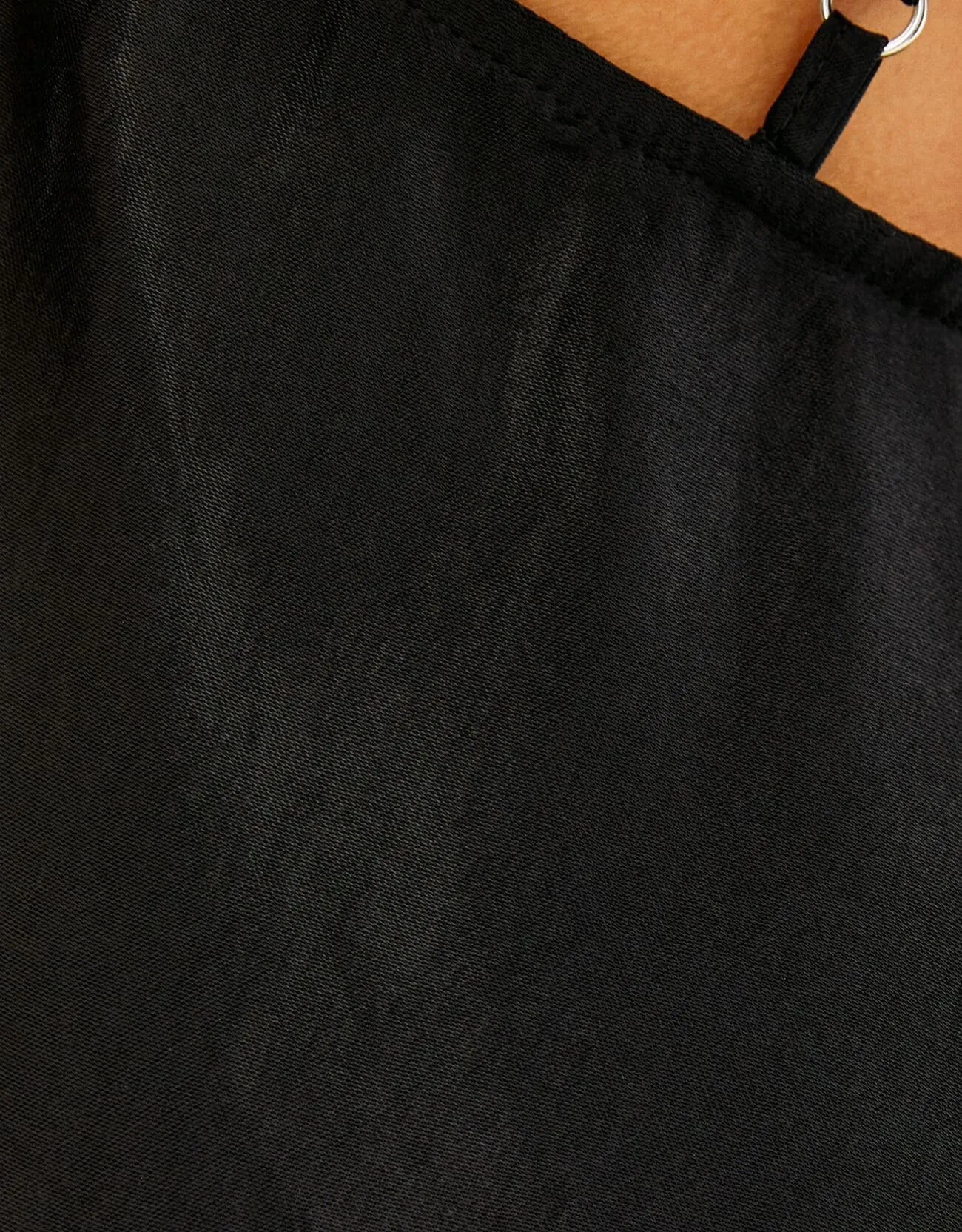 Satiniertes Midikleid mit Trägern und Strass · Schwarz