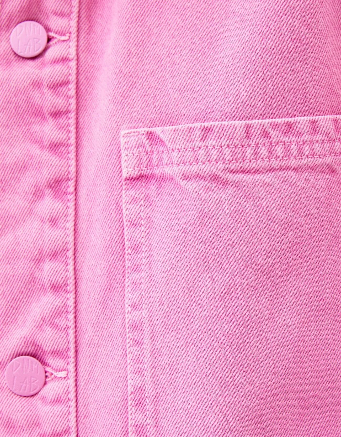Farbige Hemdjacke aus Denim · Rosé