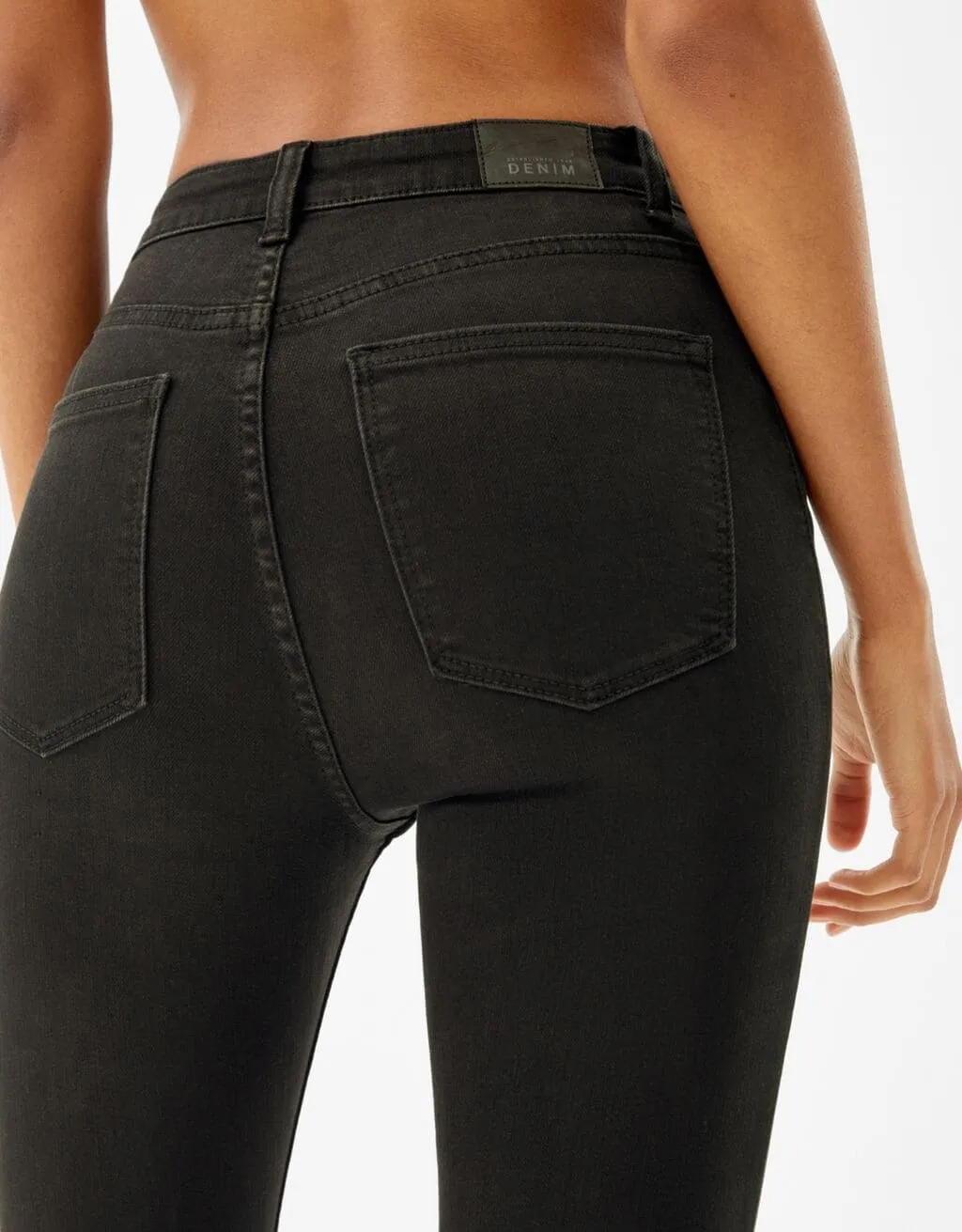 Super High Waist Jeans · Schwarz