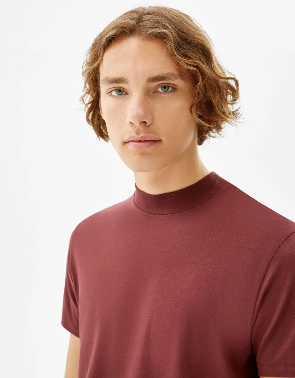 T-Shirt im Slim-Fit mit geripptem Stehkragen · Rot