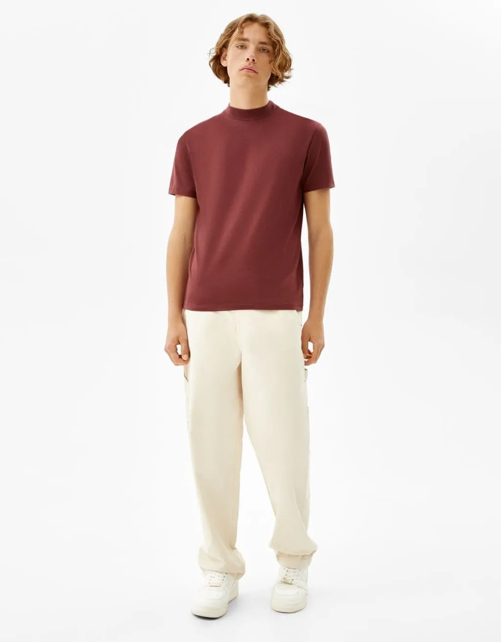 T-Shirt im Slim-Fit mit geripptem Stehkragen · Rot