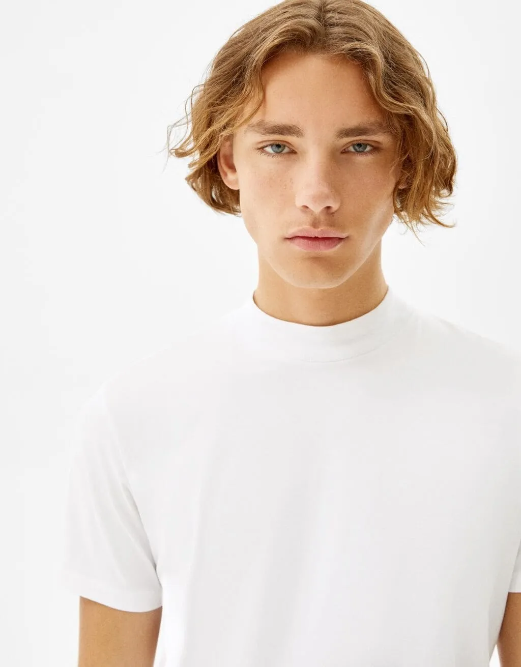 T-Shirt im Slim-Fit mit geripptem Stehkragen · Weiß
