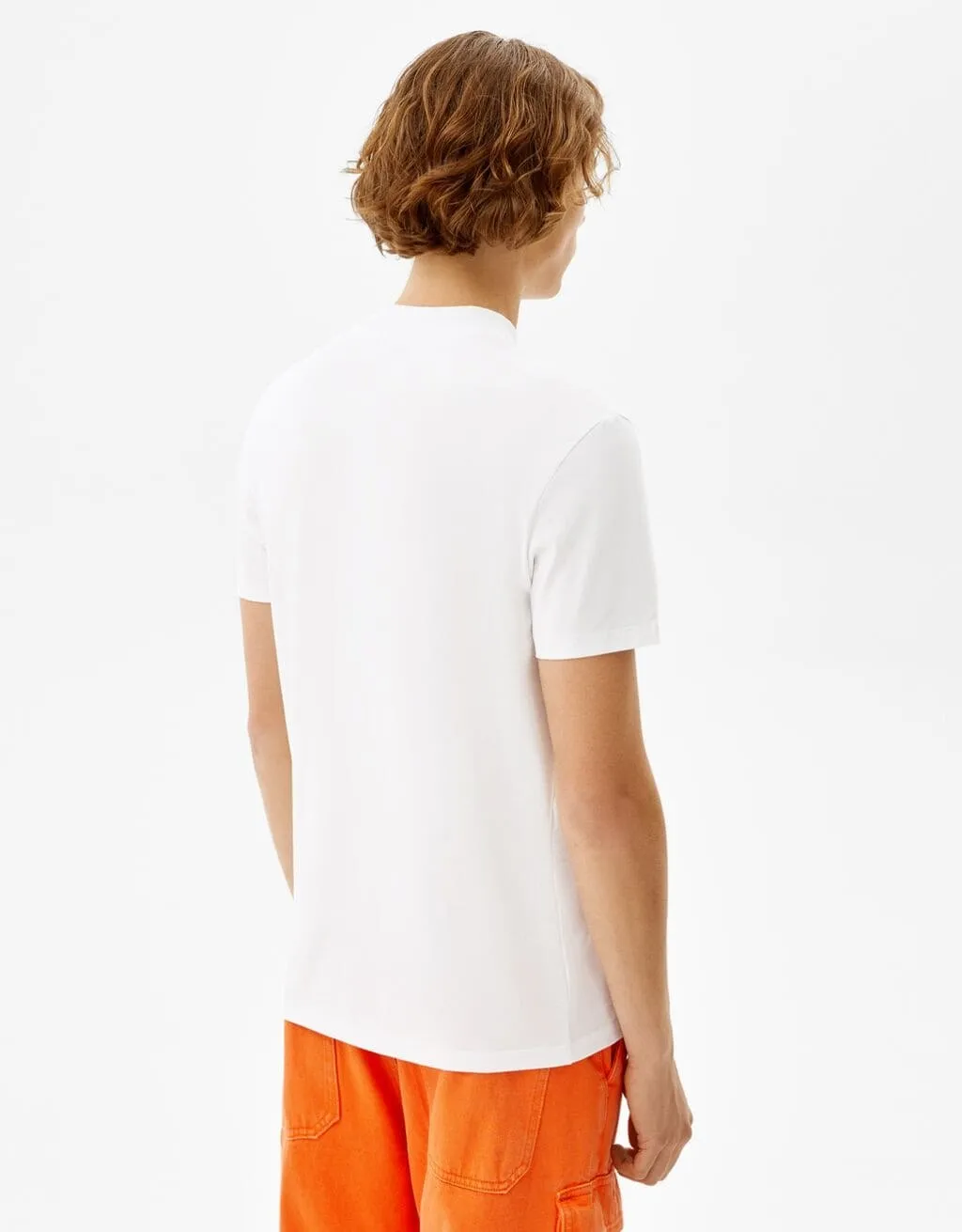 T-Shirt im Slim-Fit mit geripptem Stehkragen · Weiß