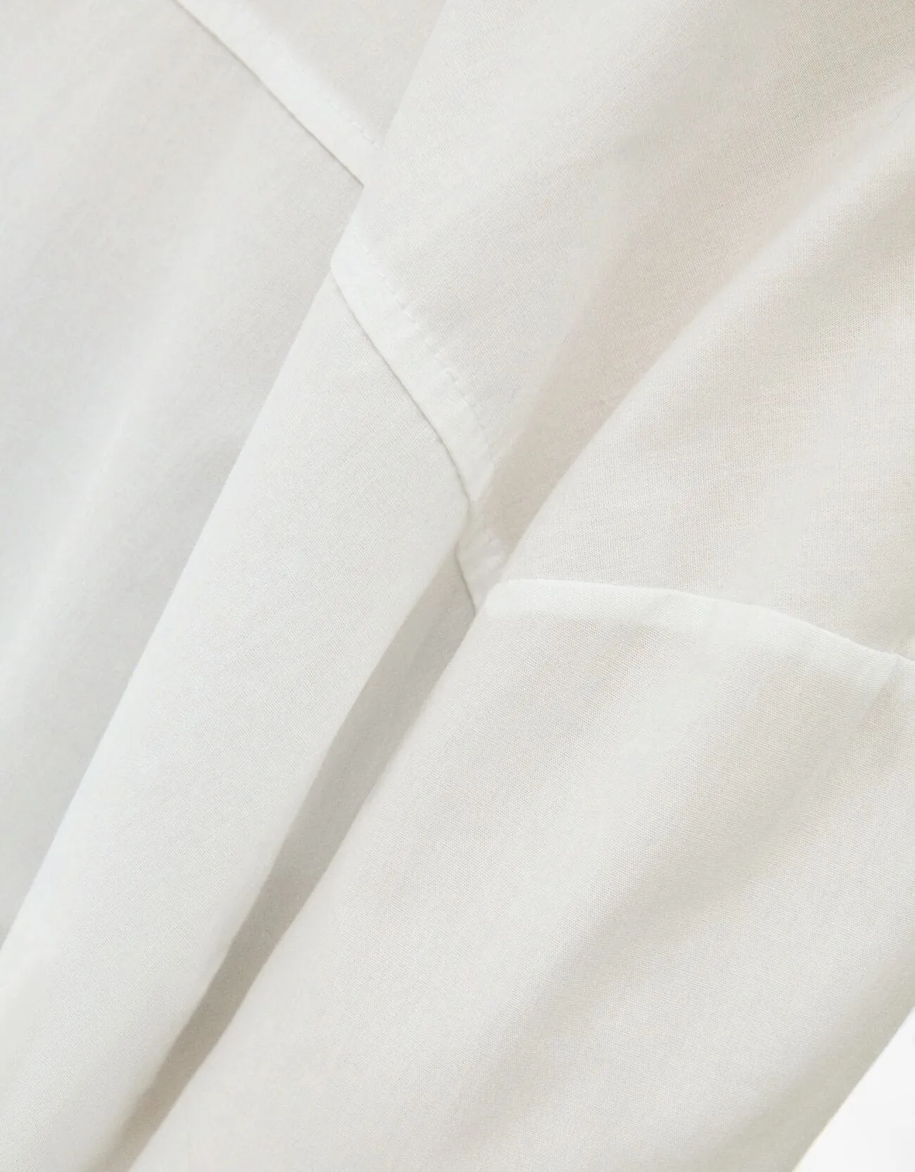 T-Shirt im Slim-Fit mit geripptem Stehkragen · Weiß