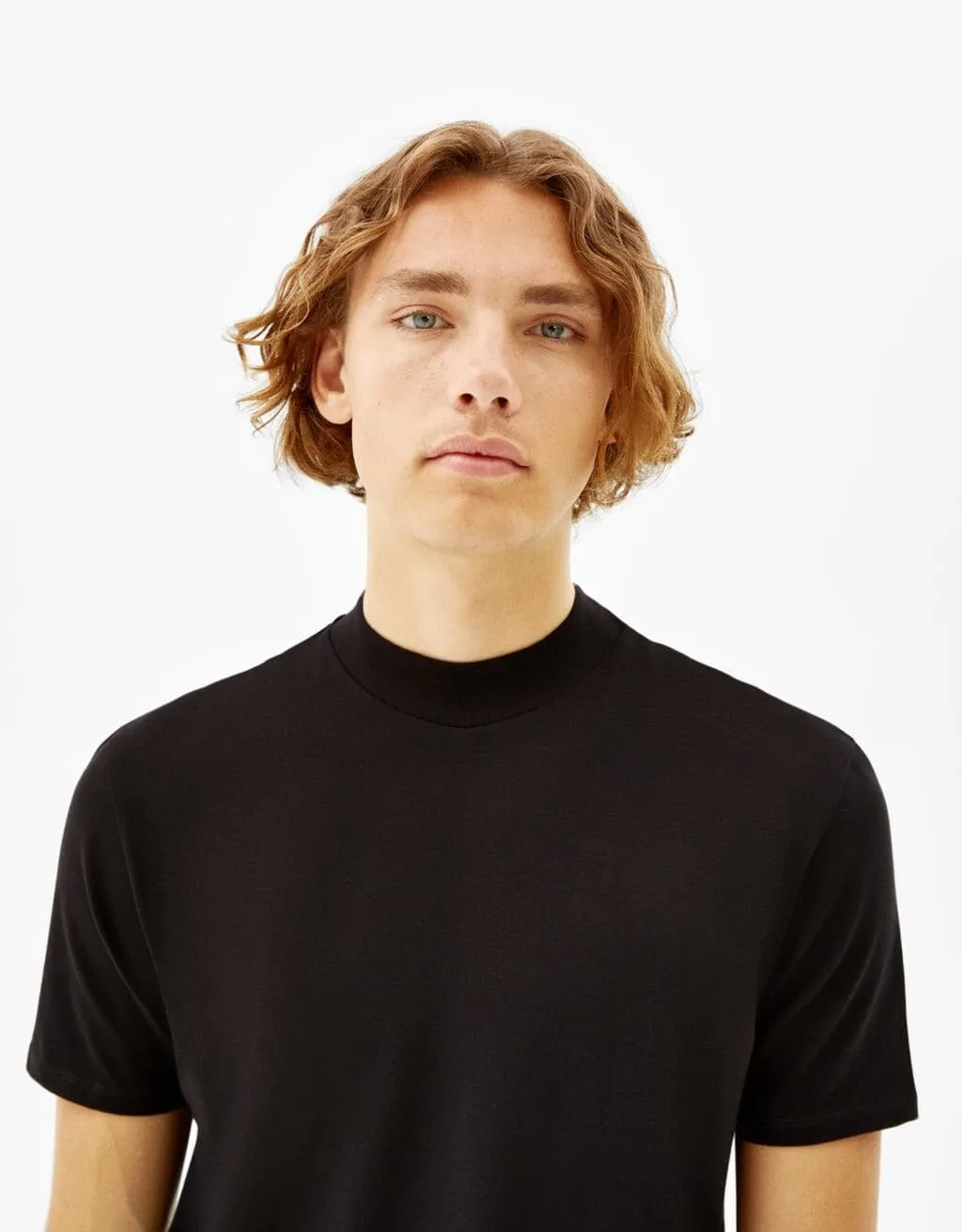 T-Shirt im Slim-Fit mit geripptem Stehkragen · Schwarz