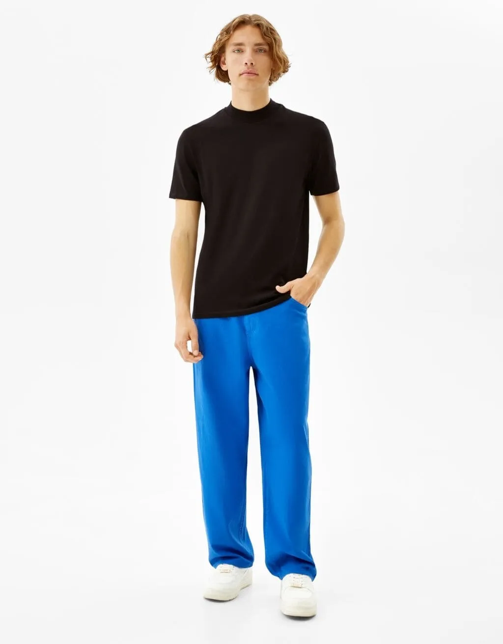 T-Shirt im Slim-Fit mit geripptem Stehkragen · Schwarz