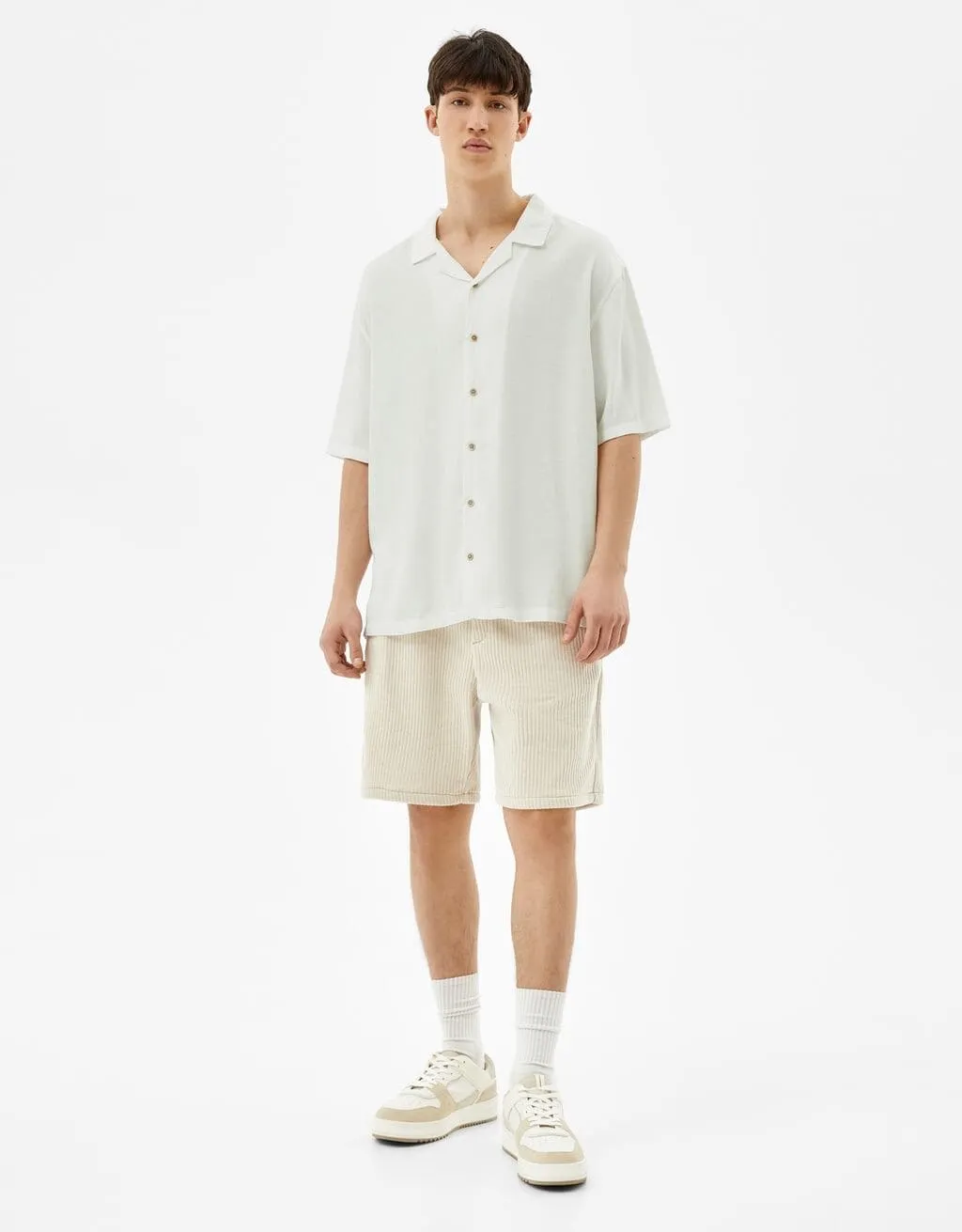 Kurzärmeliges Hemd im Relaxed Fit · Weiß