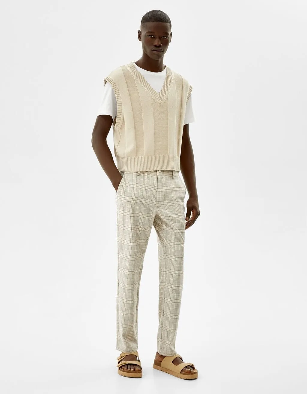 Eng geschnittene Slim-Fit-Hose mit seitlichem Gummizug · Camel