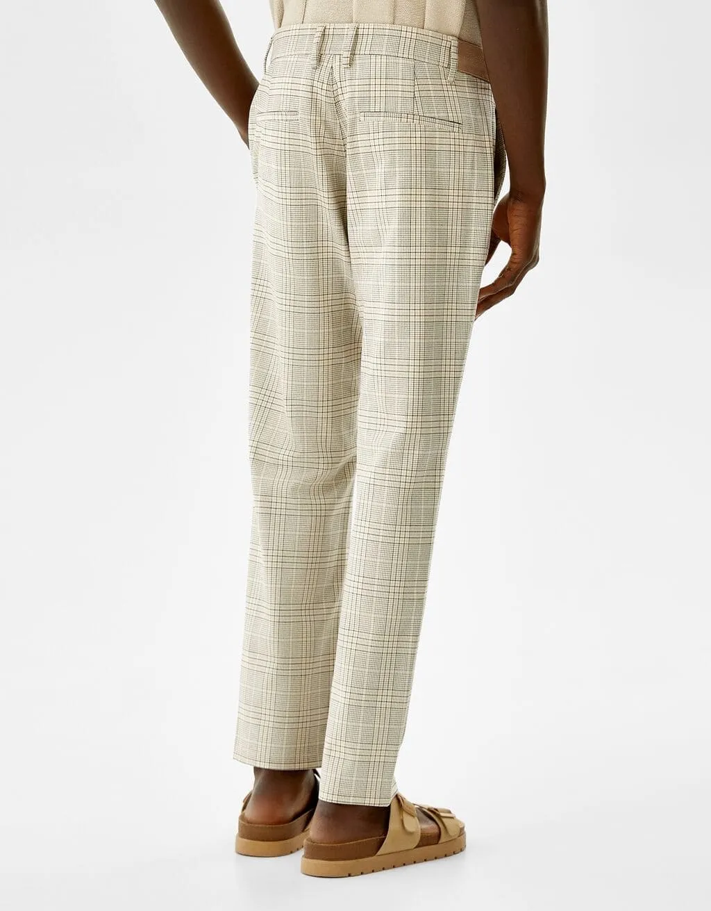 Eng geschnittene Slim-Fit-Hose mit seitlichem Gummizug · Camel