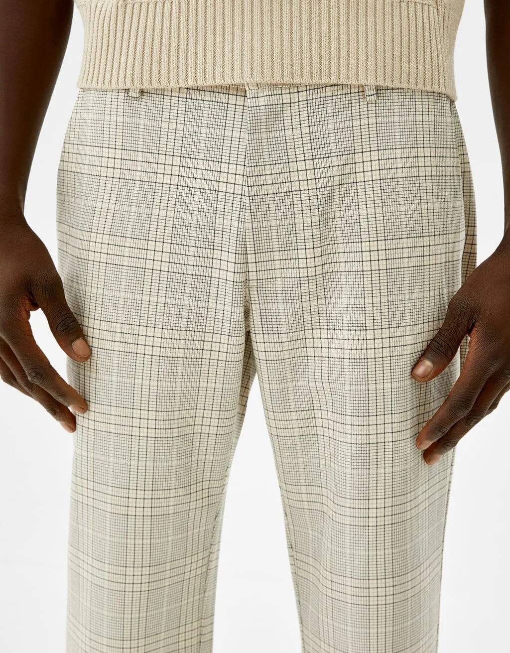 Eng geschnittene Slim-Fit-Hose mit seitlichem Gummizug · Camel