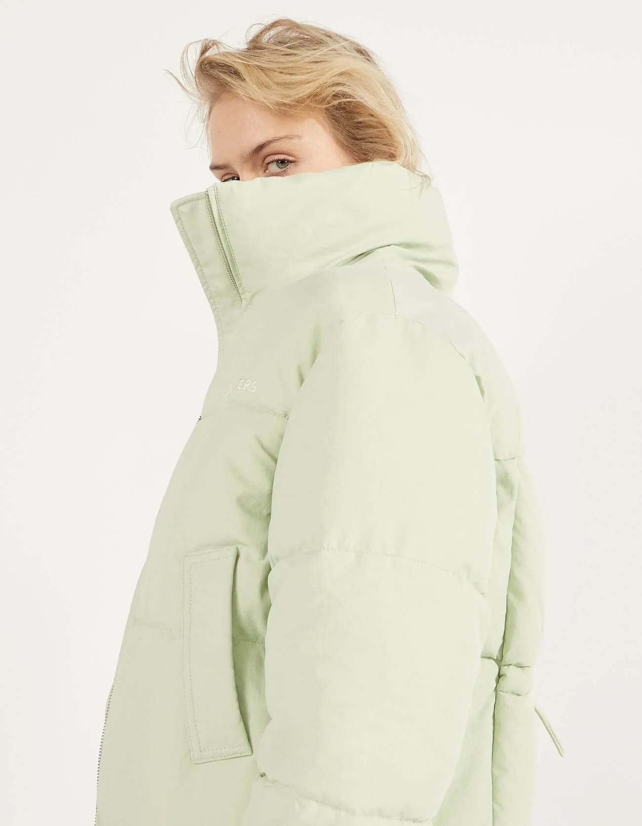 Pufferjacke aus Nylon · Salbeigrün