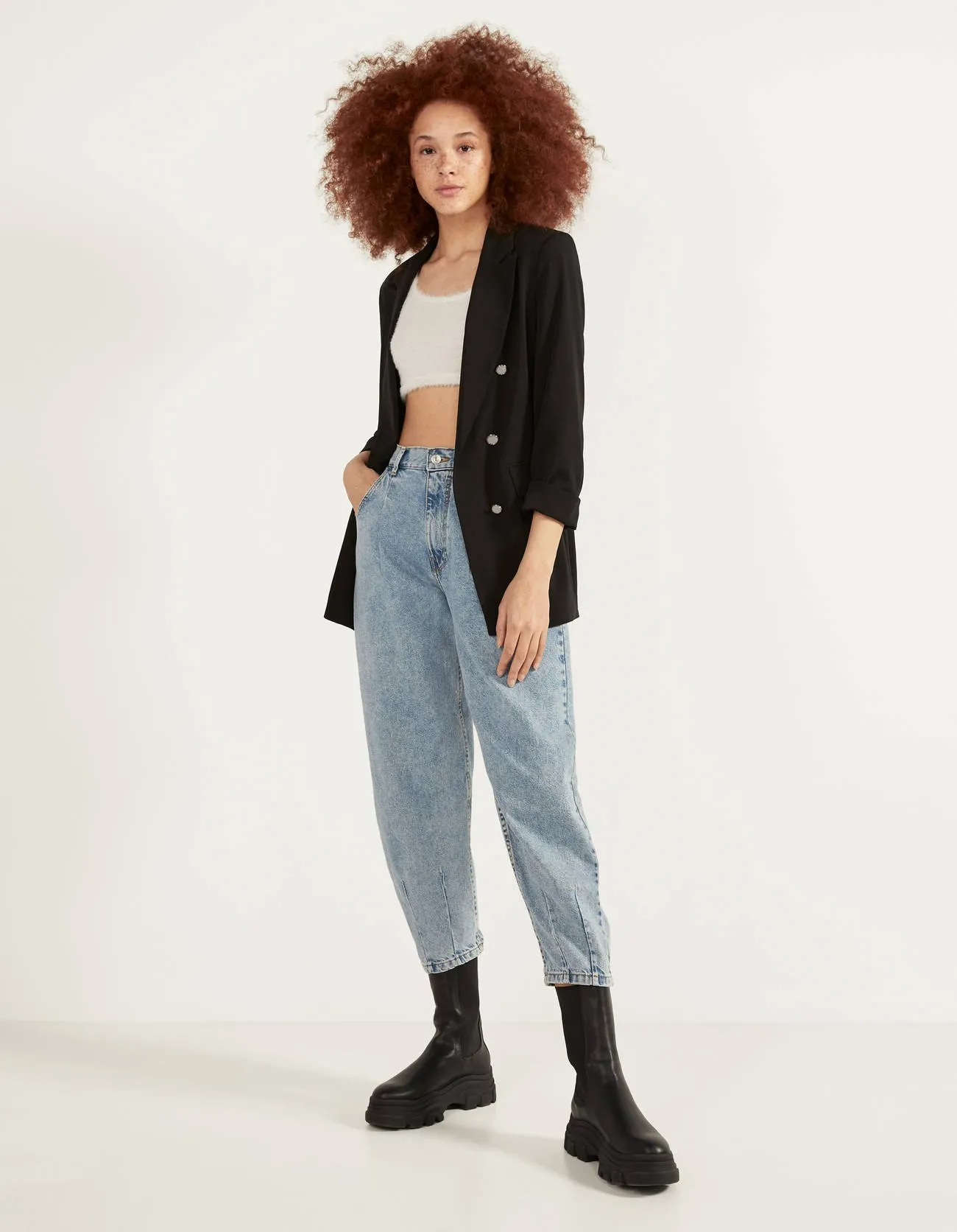 Blazer mit hochgerollten Ärmeln · Schwarz