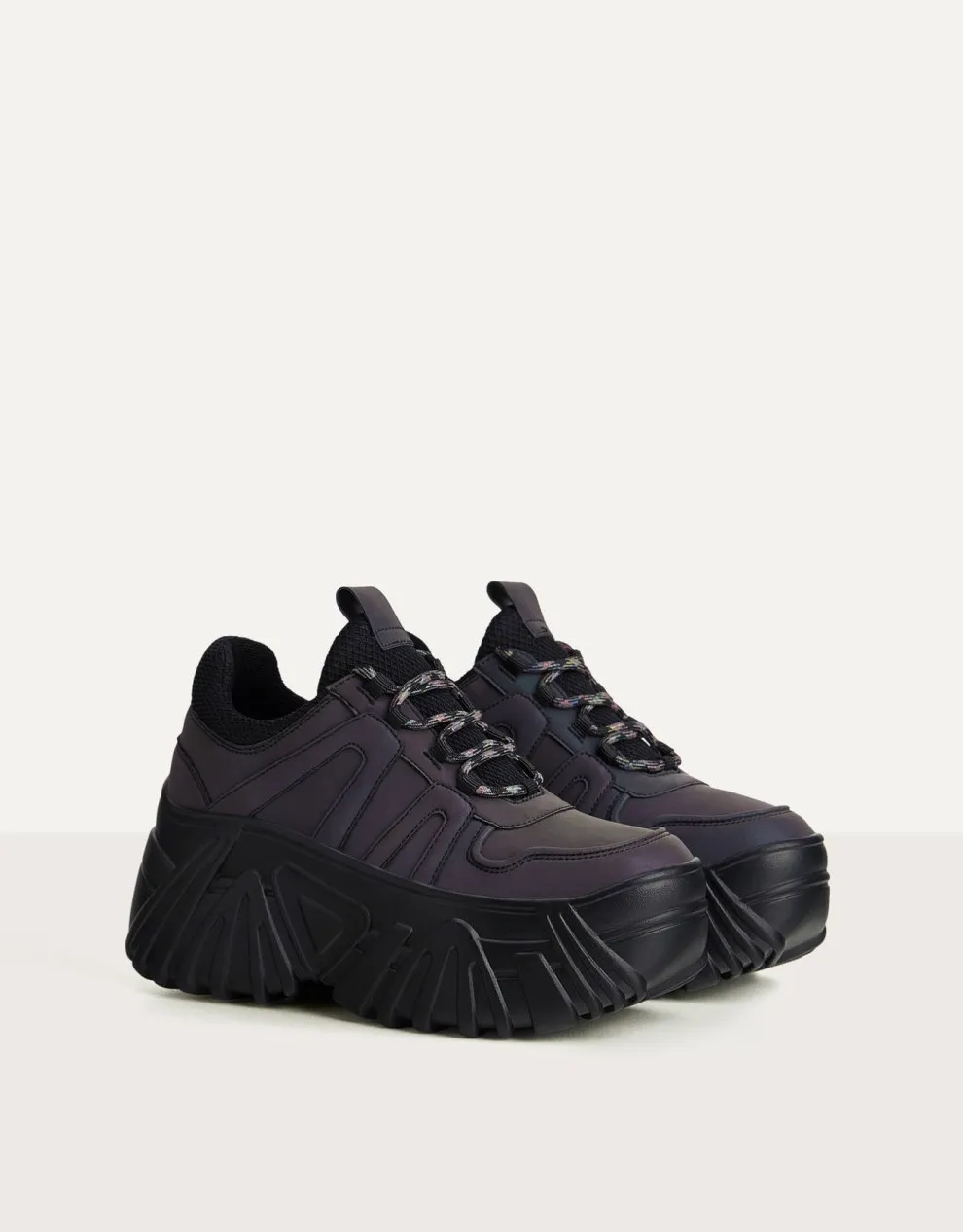 Reflektierende Sneaker mit Plateausohle · Schwarz