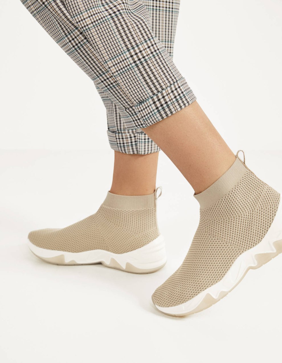 Hohe Sneaker mit elastischem Schaft · Beige
