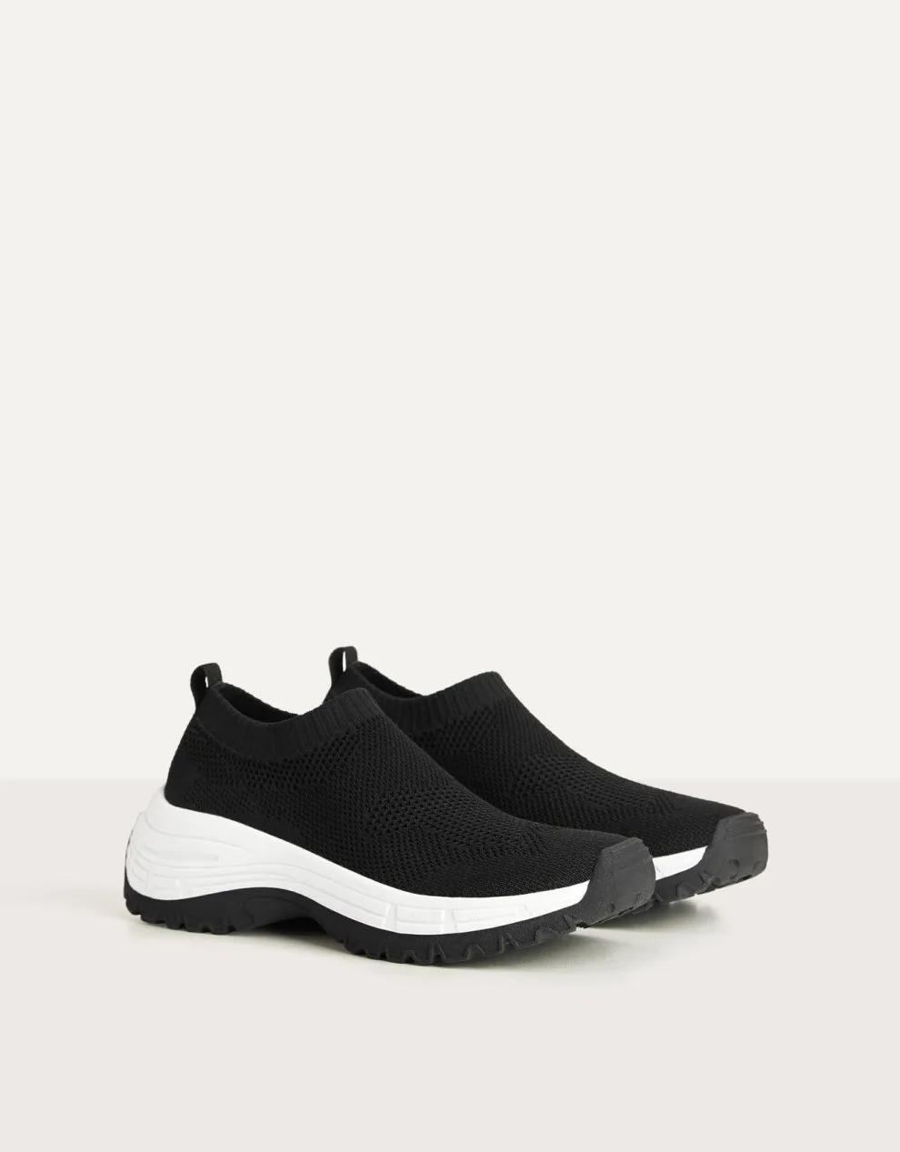 Sneaker mit Netzstoff und Socken · Schwarz