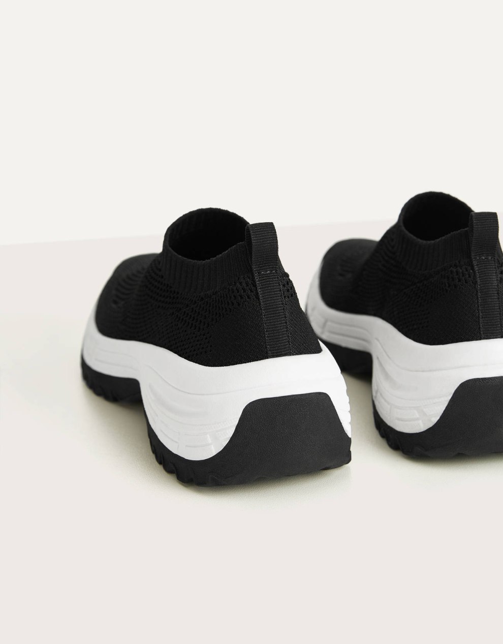 Sneaker mit Netzstoff und Socken · Schwarz