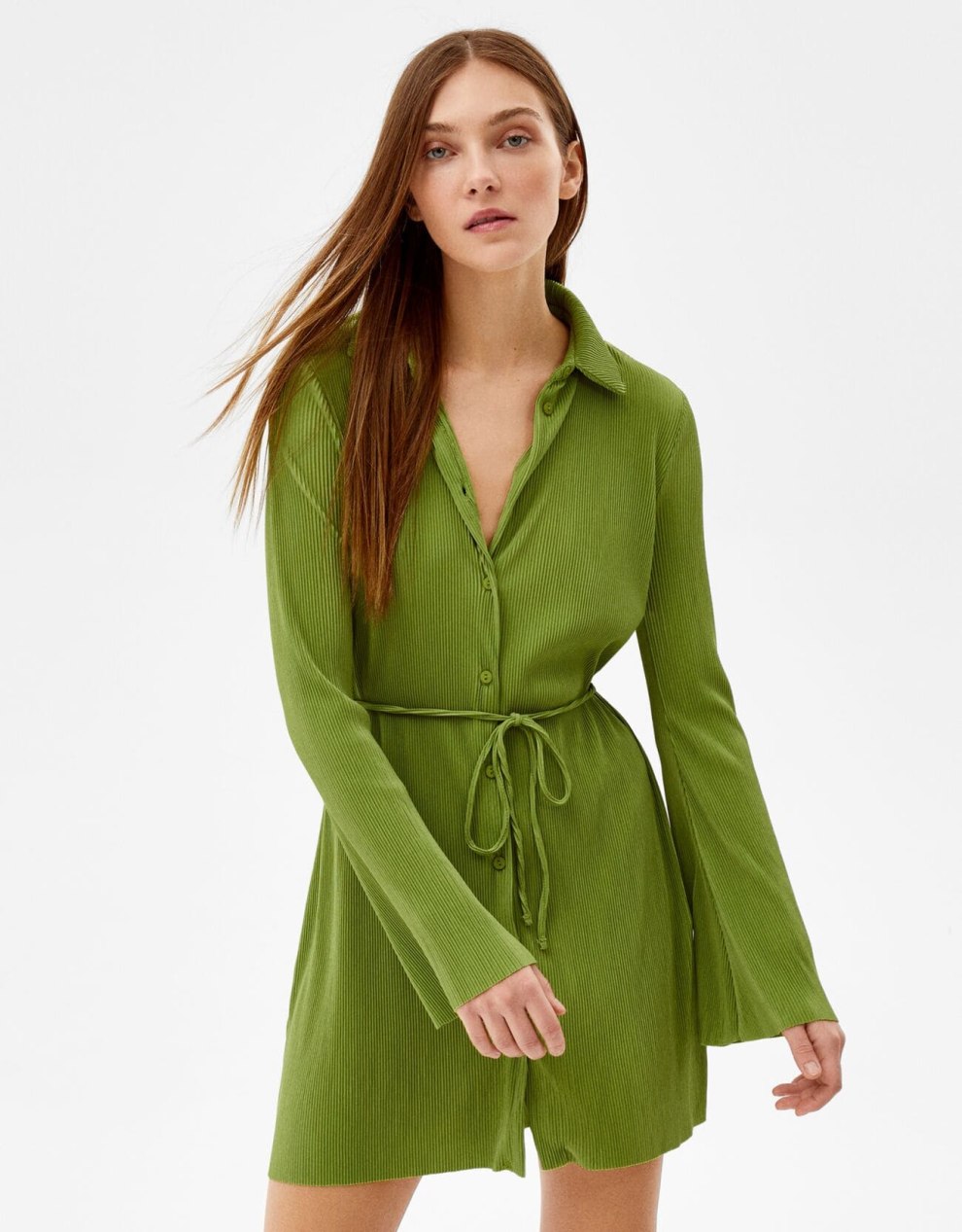 Plissiertes Minikleid mit langen Ärmeln und Gürtel · Salbeigrün