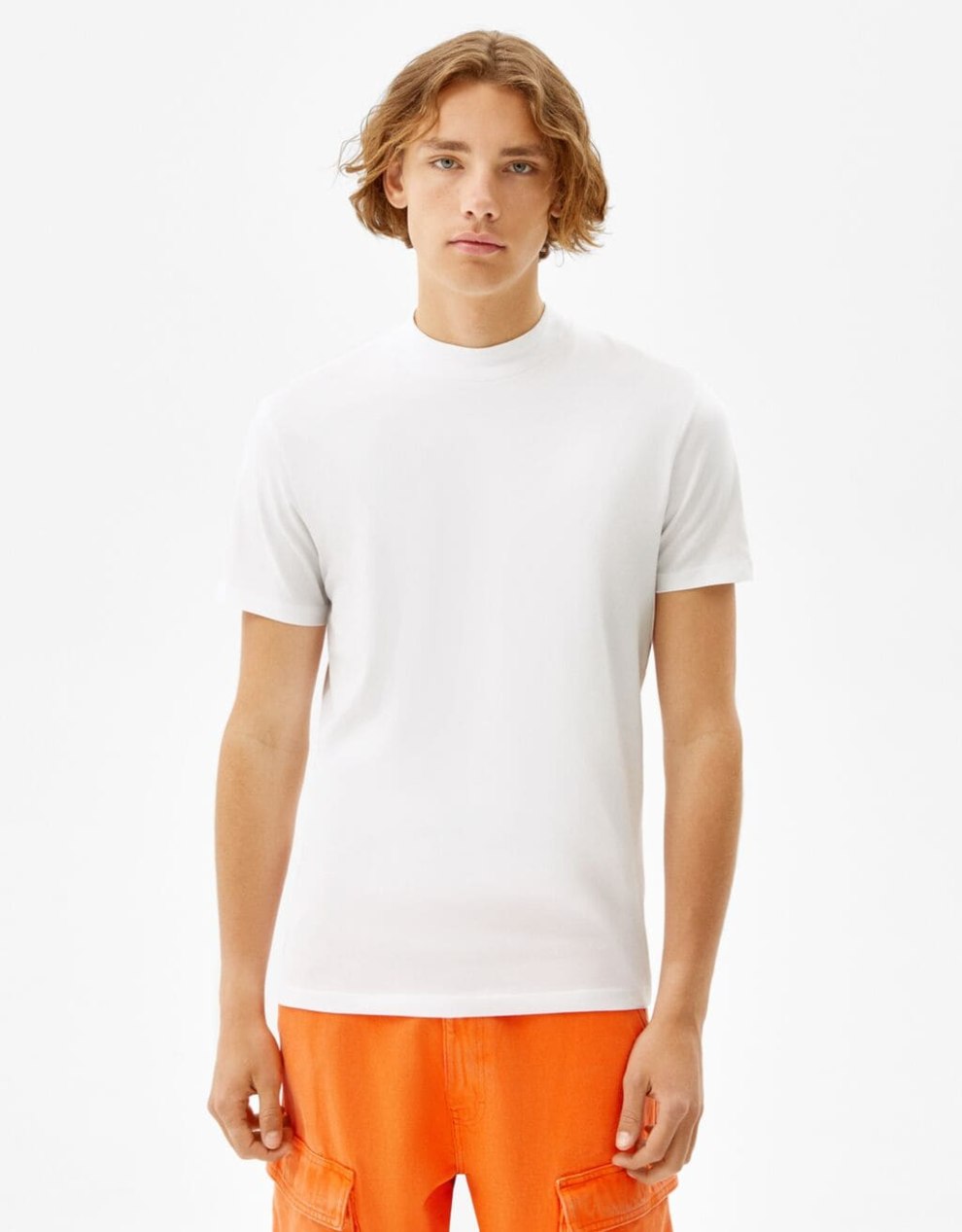 T-Shirt im Slim-Fit mit geripptem Stehkragen · Weiß