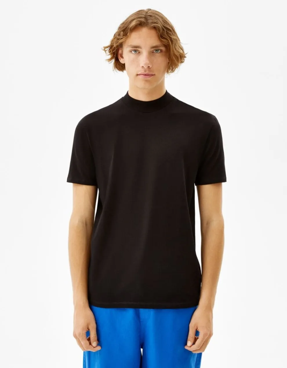 T-Shirt im Slim-Fit mit geripptem Stehkragen · Schwarz