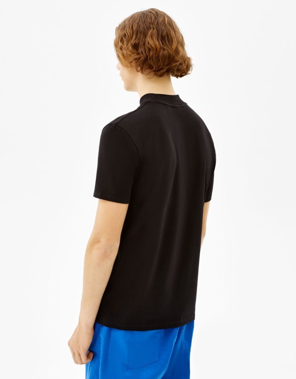 T-Shirt im Slim-Fit mit geripptem Stehkragen · Schwarz